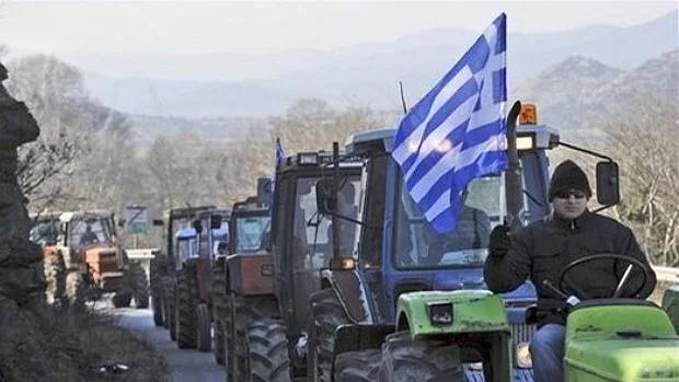 Agricultores griegos, sobre sus tractores, protestan por la reforma de las jubilaciones