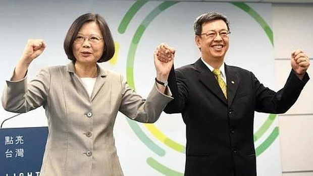 Chen Chien-jen, a la derecha, con la nueva presidenta de Taiwán, Tsai Ing-wen