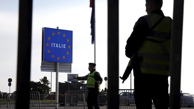 Un grupo de gendarmes franceses vigilan la frontera gala con Italia en Menton