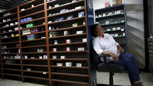 Una empleada a la espera de clientes, el pasado 20 de enero en una farmacia de Caracas