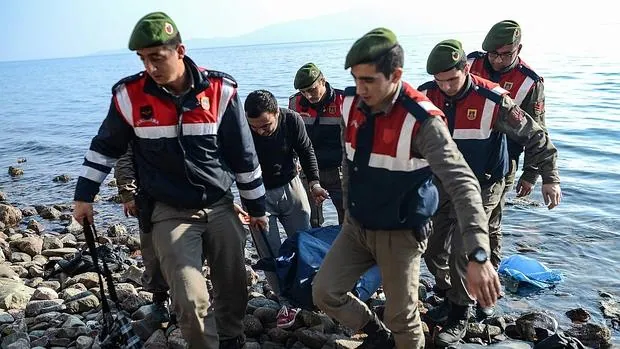 Agentes turcos cargan con el cuerpo de un refugiado en Canakkale