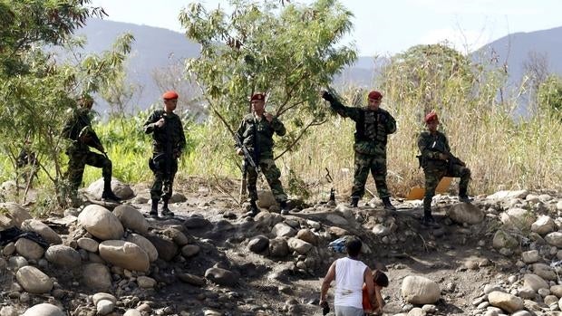 Miembros de la Guardia Nacional venezolana, junto al río Táchira y la localidad colombiana Villa del Rosario