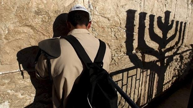 Un soldado israelí abandona el servicio para rezar en el Muro de las Lamentaciones