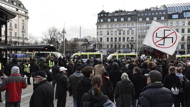 Las mujeres se rebelan en Twitter contra las agresiones de los neonazis a inmigrantes en Suecia