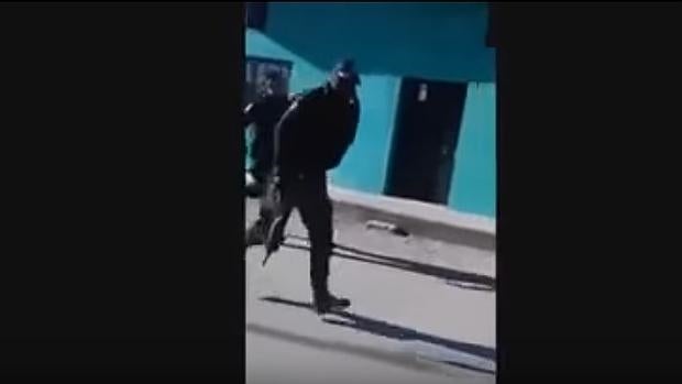 Captura del vídeo que muestra la huida de los agentes minutos antes del crimen