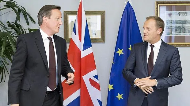Tusk y Cameron durante una reunión del Consejo Europeo en Bruselas