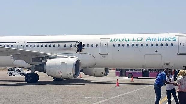 Desaparecido un pasajero tras la misteriosa explosión de un avión en Somalia