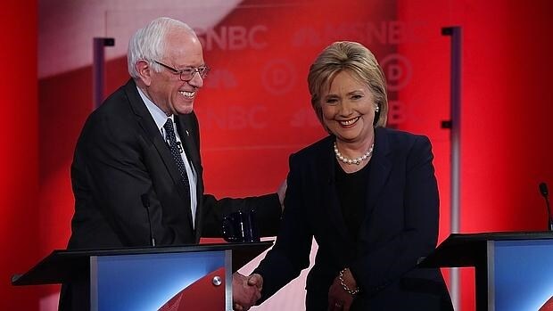 Bernie Sanders y Hillary Clinton, al terminar el debate