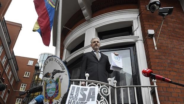 El fundador del portal WikiLeaks, Julian Assange, se dirige a los medios desde el balcón de la embajada de Ecuador en Londres