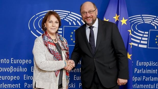 Mitzy Capriles, esposa del opositor venezolano Antonio Ledezma, este jueves en la Eurocámara con Martin Schulz