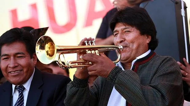 Evo Morales toca la trompeta en un festival de bandas celebrado el pasado sábado en Oruro (Bolivia)
