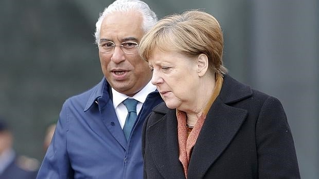 Un guardia de honor alemán saluda a Costa y Merkel ayer en Berlín