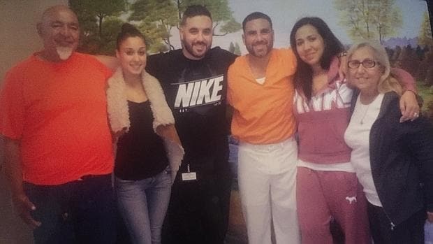 Foto tomada por la familia durante la visita a Pablo Ibar en el corredor de la muerte