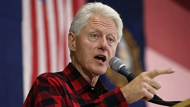 Bill Clinto, ayer en New Hampshire haciendo campaña por su mujer Hillary