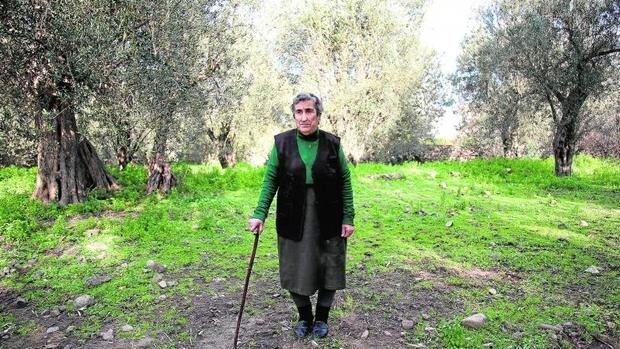 Emilia Kamvisi, candidata al Nobel de la Paz, en el jardín de su casa en al isla griega de Lesbos
