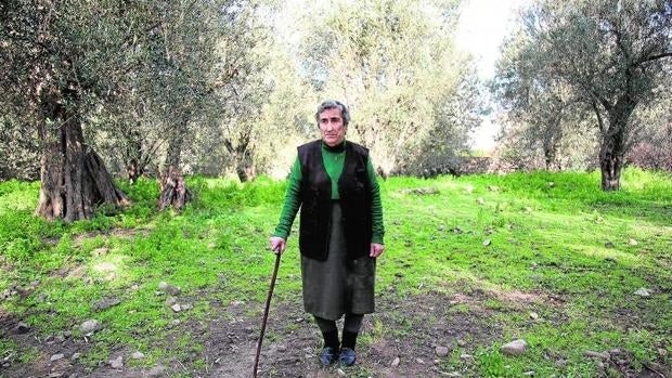 Emilia Kamvisi, candidata al Nobel de la Paz, en el jardín de su casa en al isla griega de Lesbos