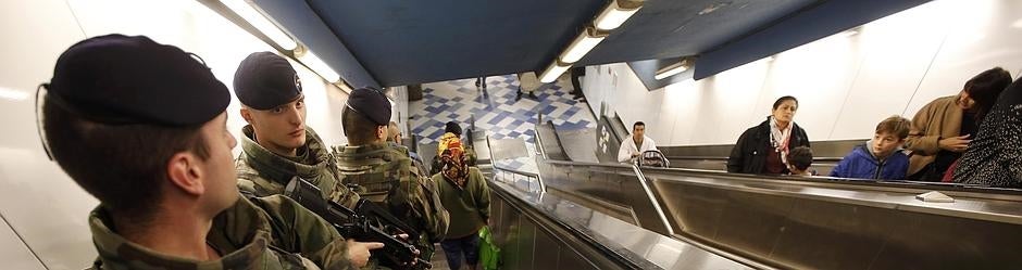 Soldados franceses patrullan en el metro de Marsella