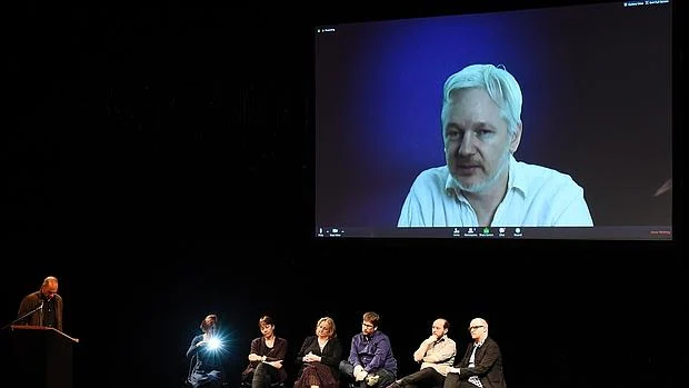 Julian Assange habla por videoconferencia