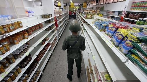 Un soldado vigila un supermercado en San Antonio de Táchira, Venezuela