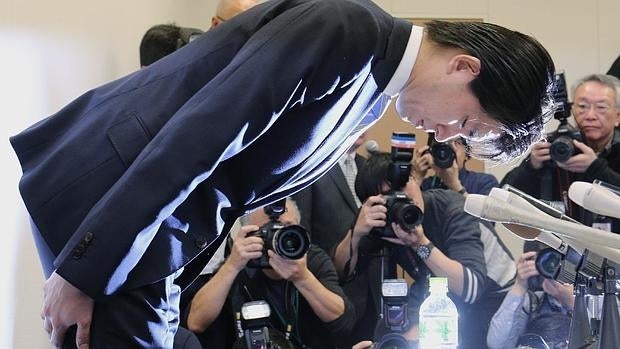 Dimite por adulterio el primer diputado japonés en pedir una baja de paternidad