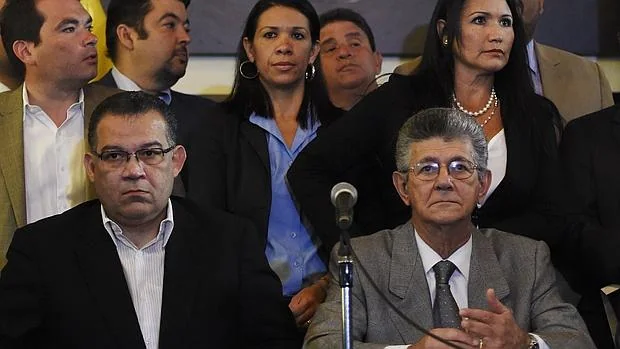 Henry Ramos Allup (d), durante la rueda de prensa de este viernes en Caracas