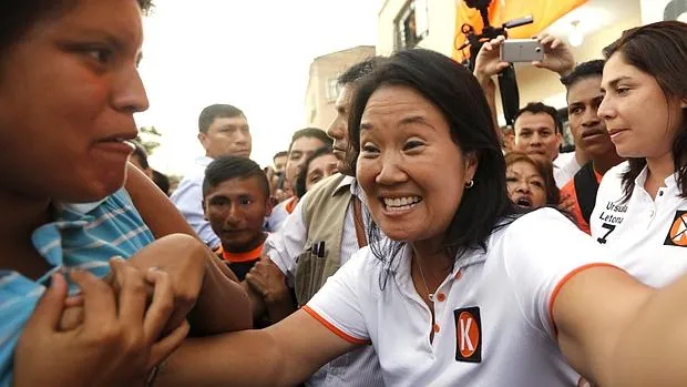 Keiko Fujimori saluda a sus seguidores este martes en el distrito limeño de La Victoria