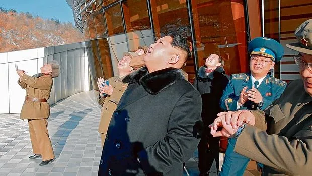 Kim Jong-un observa el lanzamiento de un misil hace unos días