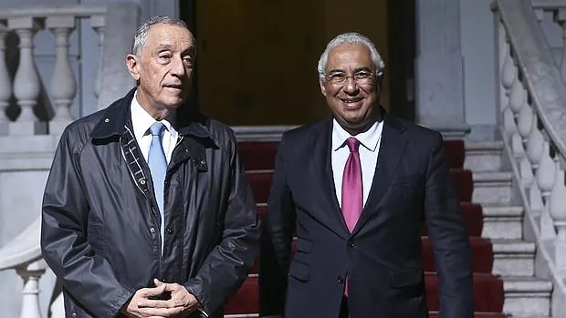 El primer ministro portugués, Antonio Costa (dcha), junto al presidente de la República, Rebelo de Sousa