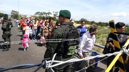 Colombianos deportados de Venezuela hacen cola para tomar un autobús en San Antonio de Táchira, el pasado agosto