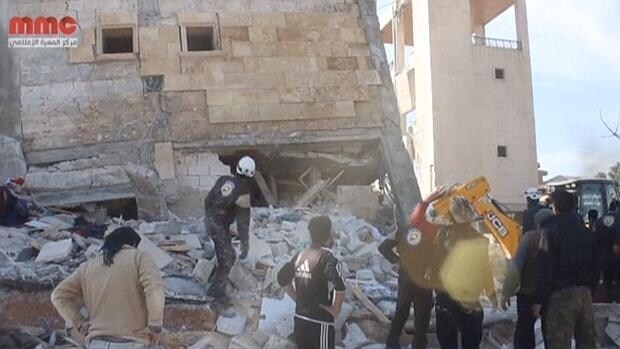 Los servicios de emergencia trabajan entre los restos del hospital de MSF bombardeado