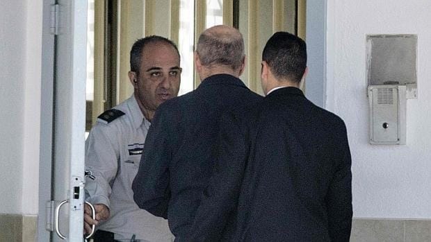 Ehud Olmert, en el momento de su entrada en la cárcel