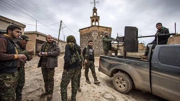 Combatientes kurdos del YPG en un la localidad siria de Tel Jumaa