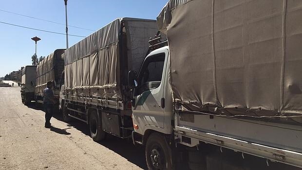 Camiones con ayuda humanitaria llegan este miércoles a la ciudad Muadamiya, al sur de Damasco