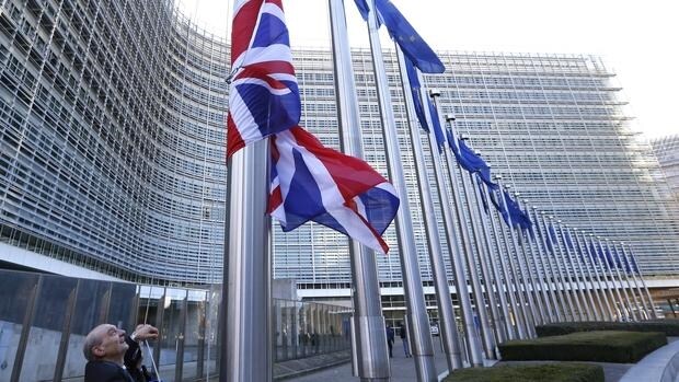 La bandera británica ondea junto a la de la UE en la sede de la Comisión Europea, en Bruselas