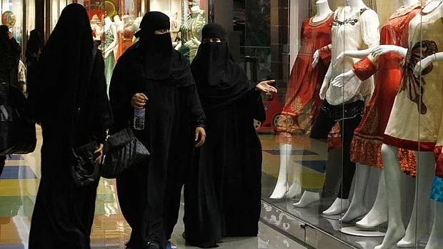 Mujeres saudíes de compras en Riad