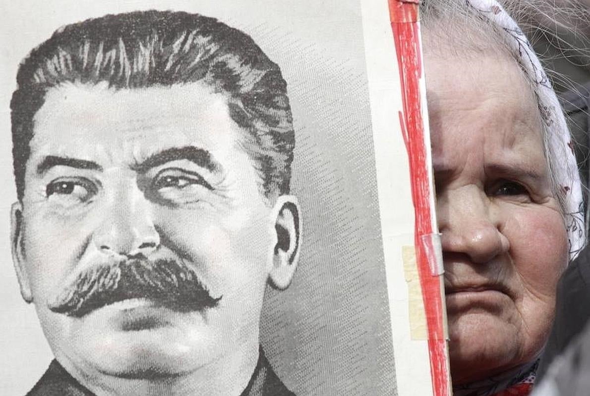 Una mujer rusa sostiene una fotografía de Stalin en Moscú en 2010