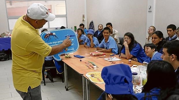 Trabajadores del sistema de salud venezolano dan explicaciones durante una campaña informativa sobre el virus Zika