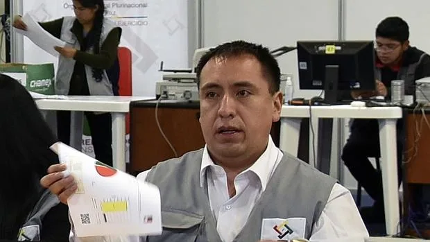 Un miembro del tribunal electoral boliviano, en el centro desde el que se ha coordinado el recuento en La Paz