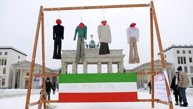 Ahorcamientos ficticios en Berlín para denunciar las ejecuciones en Irán