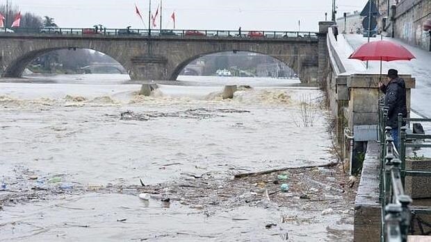 Un hombre observa la crecida del río Po como consecuencia de las fuertes lluvias en Turín (Italia)