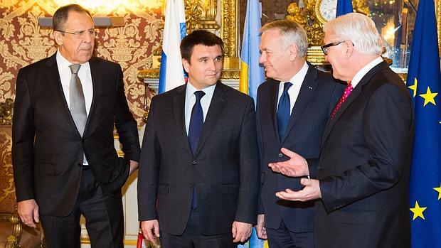 Los ministros de Exteriores de Rusia, Ucrania, Francia y Alemania, en la reunión en París