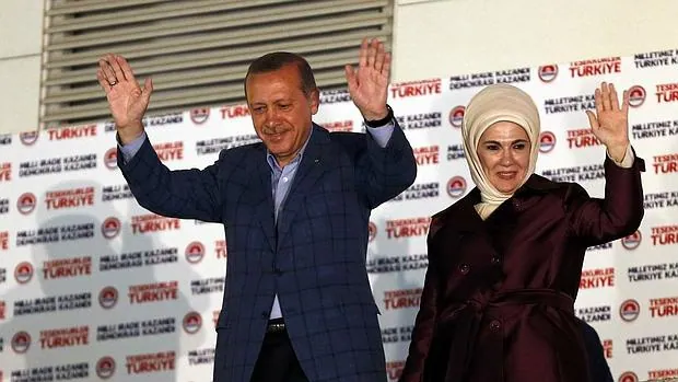 Tayyip Erdogan y su mujer, Ermine, saludan tras la victoria electoral en 2014