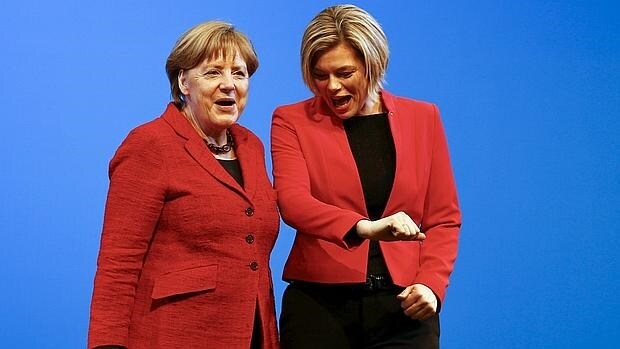 Julia Kloeckner (d), candidatao de la CDU en Renania-Palatinado, descubre con la canciller Merkel que van vestidas del mismo color, durante un acto de campaña este miércoles en Bad Neuenahr-Ahrweiler