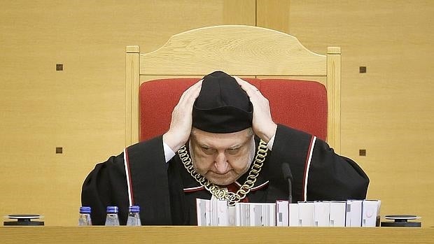 El presidente del Tribunal Constitucional (TC) polaco, Andrzej Rzeplinski, asiste a una vista del TC en Varsovia