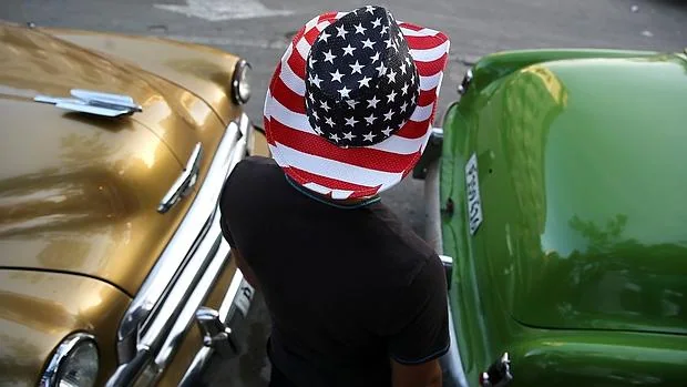 Un cubano lleva un sombrero con la bandera de Estados Unidos, en La Habana, a pocos días de la llegada de Barack Obama