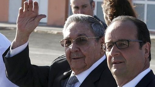 Raúl Castro y François Hollande, el pasado 12 de mayo en el aeropuerto de La Habana