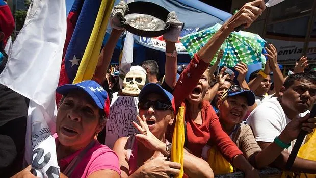Un grupo de opositores al Gobierno de Maduro participan este sábado en Caracas en una manifestación convocada por la coalición opositora Mesa de Unidad Democrática (MUD)