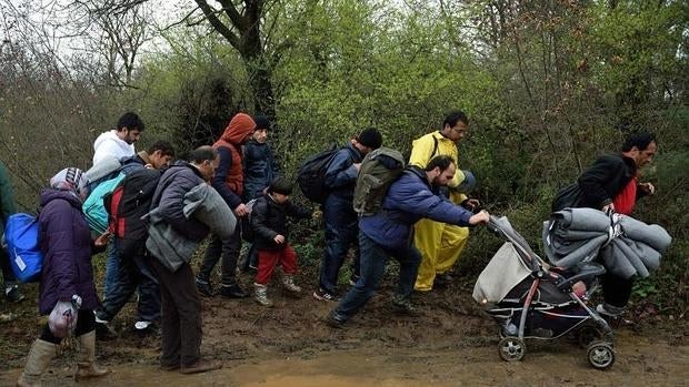 Un grupo de refugiados huye del campo de Idomeni