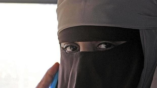 Una mujer vestida con un niqab