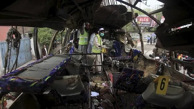 Un atentado contra un autobús del Gobierno en Pakistán deja al menos 15 muertos